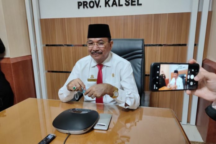 Ketua DPRD Provinsi Kalimantan Selatan (Kalsel) H Supian HK sedang memberi keterangan pers, Senin (26/4) siang. (Syamsuddin Hasan)