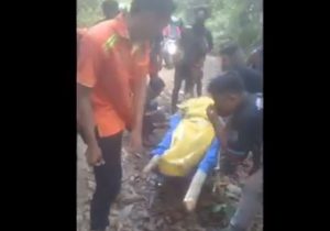 Evakuasi korban Sukirman. (YouTube)
