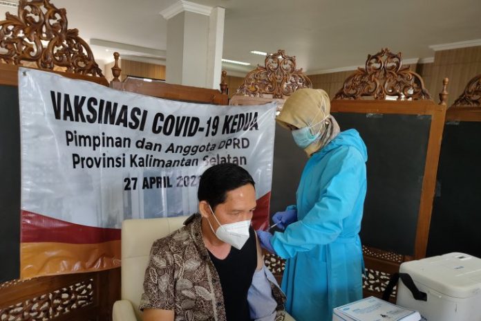 Sekretaris Komisi III DPRD Kalsel H GT Abidinsyah sedang menjalani vaksinasi COVID-19 tahap kedua, Rabu (27/4). (Syamsuddin Hasan)