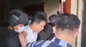 Munarman dijemput Densus 88. (IG)