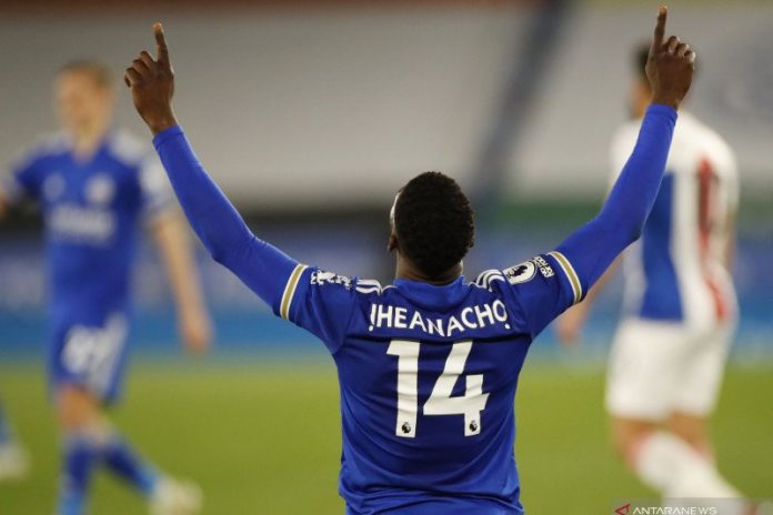 Pemain Leicester City Kelechi Iheanacho merayakan golnya saat Leicester City menaklukkan Crystal Palace dengan skor 2-1 di King Power Stadium, Leicester, Inggris, pada 26 April 2021 (Pool via REUTERS/ANDREW BOYERS)