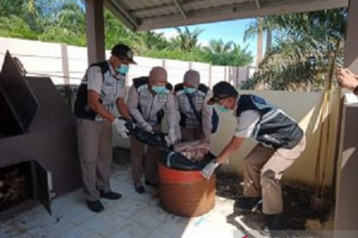 Pemusnahan daging kuda oleh Dinas Pertanian Kabupaten Tanah Bumbu. (antara)
