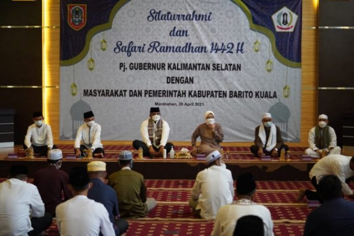 Penjabat Gubernur Kalsel Safrizal saat melaksanakan Safari Ramadhan di Kabupaten Barito Kuala. (Antaranews Kalsel/Istimewa)