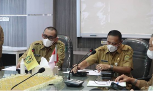 Pj Wali Kota Banjarmasin, Akhmad Fydayeen (kiri), memimpin rapat membahas penyederhanaan birokrasi di lingkungan Pemko Banjarmasin. (Diskominfotik Banjarmasin)