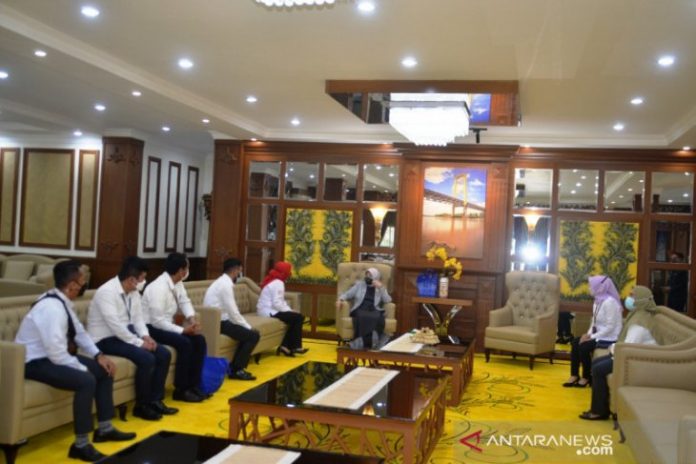 Bupati Barito Kuala Hj Noormiliyani AS menerima kehadiran sejumlah karyawan Bank Kalsel di kediamannya di Marabahan, Senin (26/4).Foto:Antaranews Kalsel/Prokimda Batola.