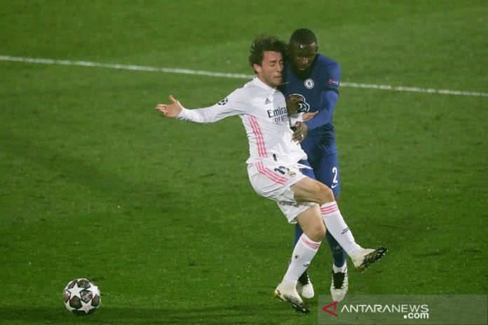 Bek sayap Real Madrid Alvaro Odriozola (kiri) berebut bola dengan bek Chelsea Antonio Ruediger dalam leg pertama semifinal Liga Champions di Stadion Alfredo Di Stefano, Madrid, Spanyol, Selasa (27/4/2021) waktu setempat. (ANTARA/REUTERS/Susana Vera)