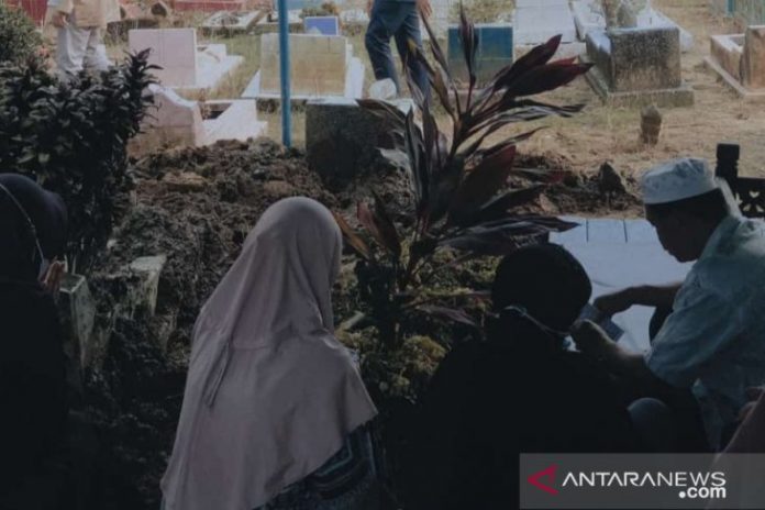 Keluarga bertakziah di makam NBR. (antara)