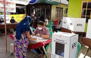 Proses pemungutan suara PSU di salah satu TPS. (IG @suarakalselbanar)