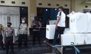 Pergeseran kotak suara PSU Pilwali-Wawali dari PPS ke PPK mendapat pengawalan ketat personel Polresta Banjarmasin. (Humas Polresta Banjarmasin)