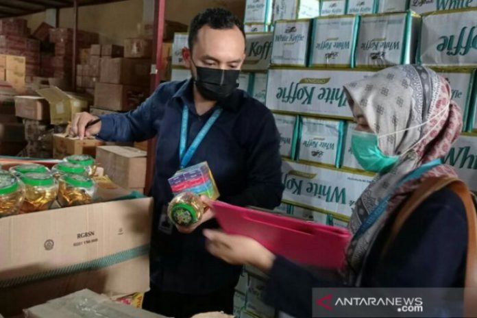 Petugas dari Kantor Loka BPOM Kabupaten HSU melakukan kegiatan Intensifikasi Pengawasan Obat dan Pangan di Bulan Ramadhan 1442 H di sejumlah pedagang makanan di Kota Amuntai, Rabu. (Antaranews Kalsel/ Diskominfo HSU/Eddy A)