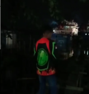 Tim relawan dan emergency melakukan pencarian korban tenggelam di Gang Inayah. (IG Info Kejadian Banjarmasin)