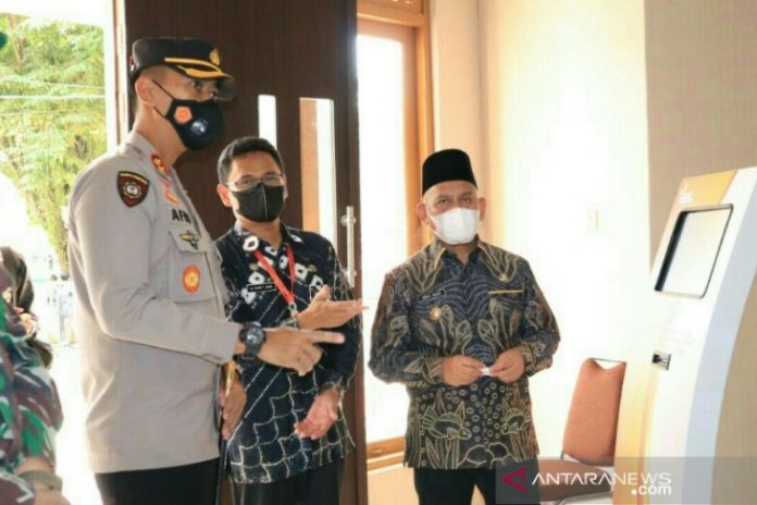 Bupati HSU H Abdul Wahid HK meninjau ruangan dan fasilitas didalam gedung Mall Pelayanan Publik (MPP) di Kota Amuntai usai meresmikan, Kamis (29/4). (Antaranews Kalsel/Diskominfo HSU/Eddy A)