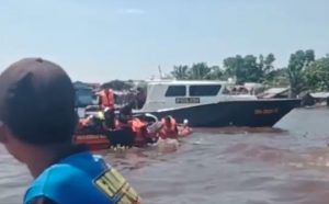 Evakuasi korban ternggelam oleh tim emergency gabungan. (IG Info Kejadian Banjarmasin)