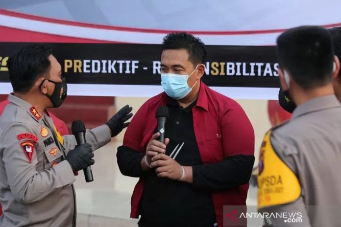 Kapolda Sumatera Utara Irjen Pol Panca Putra Simanjuntak (kiri) menginterogasi salah satu tersangka penyalagunaan alat swab tes cepat antigen bekas saat rilis kasus di Polda Sumatera Utara, Medan, Sumatera Utara, Kamis (29/4/2021). Polda Sumatera Utara menangkap lima orang tersangka berinisial RN, AD, AT, EK dan EL serta mengamankan sejumlah barang bukti berupa alat swab antigen bekas yang siap untuk digunakan. ANTARA FOTO/Adiva Niki/wsj/pri.