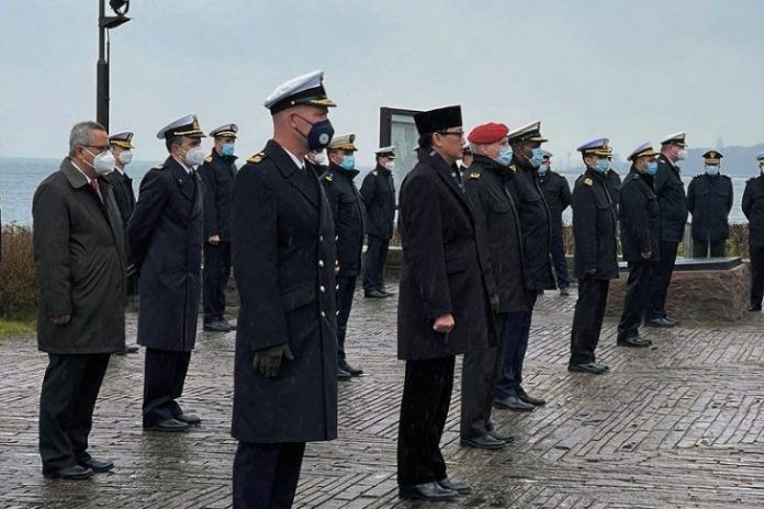 Upacara penghormatan terakhir bagi kru kapal selam KRI Nanggala 402 oleh asosiasi awak kapal selama Jerman di Monumen Kapal Selam di Möltenort Heikendorf, Jerman pada Kamis (29/4/2021). (Handout-KBRI Berlin)