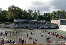 Warga Kota Padang Tetap Laksanakan Tradisi Mandi Balimau Jelang Ramadhan 1442 Hijriah di Tengah Pandemi COVID-19