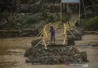 Jembatan Darurat Desa Waki Terputus Digerus Air Deras ﻿