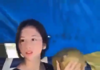 Perempuan Cantik Jualan Kelapa Muda Kerdipkan Mata, Warganet Banua Pertanyakan Alamatnya