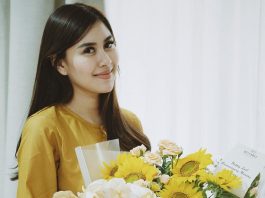 Serunya Syahnaz Sadiqah Pakai Baju Senada dengan Anak-anaknya