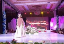 Wawali Kota Palangkaraya Jadi Model di Peragaan Busana Bertajuk 'Metamorfosa'