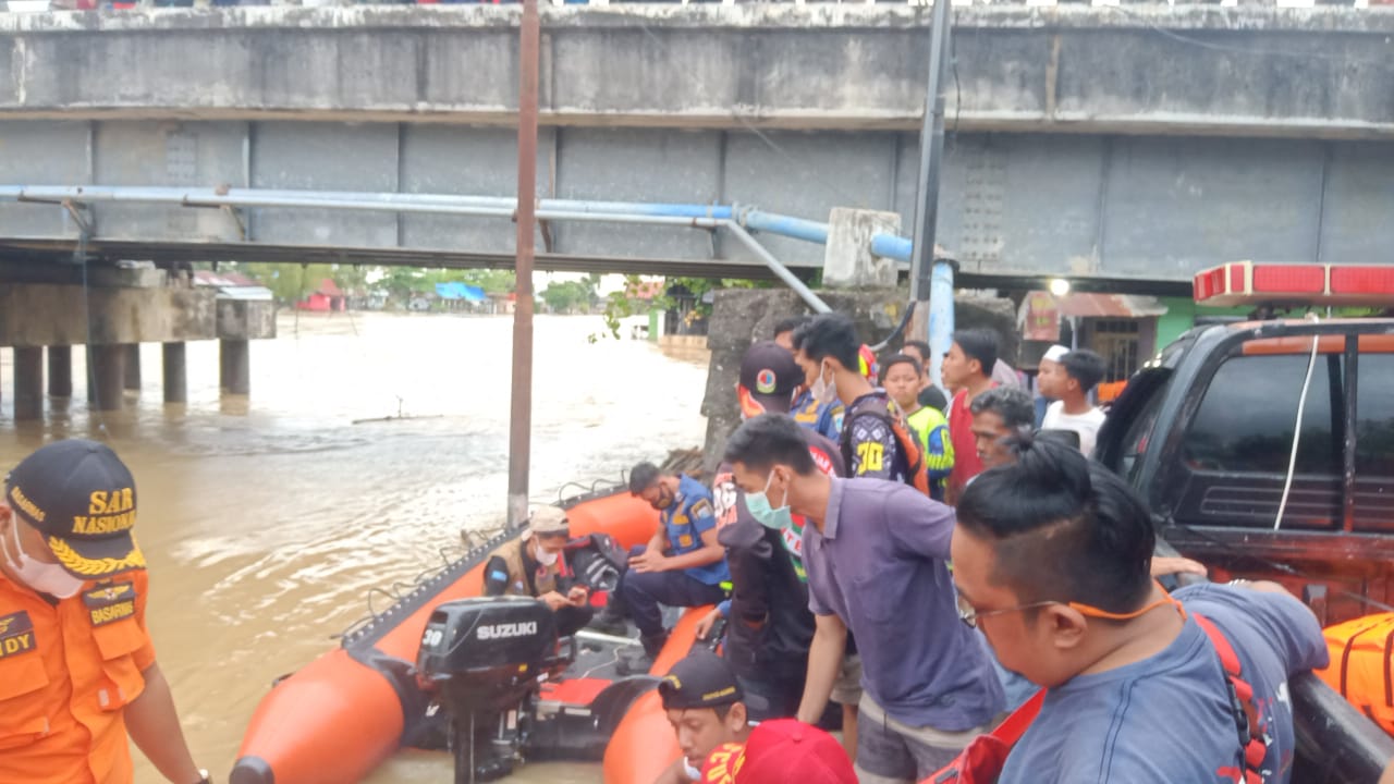 Hingga Minggu Petang, Tim Relawan Gabungan Masih Terus Melakukan Pencarian Santri Pondok Pesantren Darussalam yang Tenggelam di Sungai Martapura Banjar