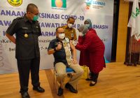Yudha Achmady divaksin Pertama, Dinas Kesehatan Sediakan 400 Vaksin Tahap Satu Bagi Karyawan PDAM Bandarmasih