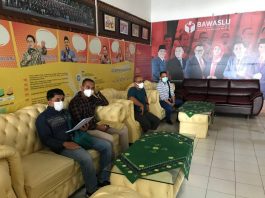 Bawaslu Terima Laporan, Oknum ASN Pemprov Kalsel Foto Bersama Calon Gubernur Nomor Dua Sambil Acungkan Jari