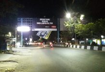 Kain Baliho di A Yani Km 9 Kertak Hanyar Menjuntai Bahayakan Pengguna Jalan