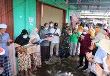 Pemkab Banjar Serahkan Bantuan untuk Korban Kebakaran di Desa Malintang Gambut