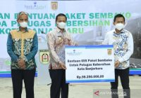 Bank Kalsel Sebar 655 Paket Sembako untuk Petugas Kebersihan Kota Bajarbaru