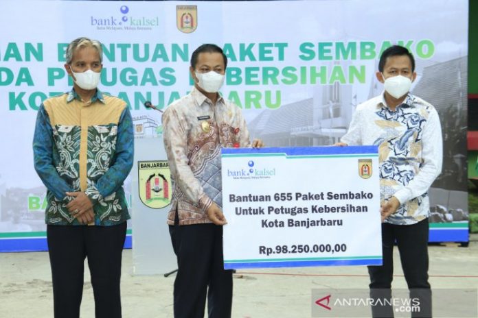 Wakil Wali Kota Banjarbaru Wartono didampingi Sekda Said Abdullah menerima simbolis bantuan sosial ratusan paket sembako dari pimpinan Bank Kalsel cabang Kota Banjarbaru Fachriza Nor Asli yang selanjutnya disalurkan kepada masyarakat. Foto humas/Antaranews Kalsel