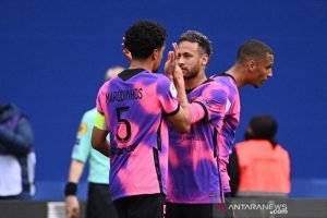 Bek Paris Saint-Germain Marquinhos (kiri) melakukan selebrasi bersama Neymar seusai mencetak gol ke gawang RC Lens dalam lanjutan Liga Prancis di Stadion Parc des Princes, Paris, Prancis, Sabtu (1/5/2021). (ANTARA/AFP/Anne-Christine Poujoulat)