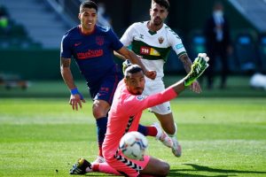 Penyerang Atletico Madrid, Luis Suarez (kiri) melepaskan tembakan dalam pertandingan Liga Spanyol lawan Elche di Estadio Manuel Martinez Valero, Elche, Spanyol pada 1 Mei 2021.(REUTERS/PABLO MORANO)