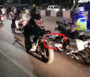 Petugas dorong motor knalpot bising gunakan kaki. (Humas Polresta Banjarmasin)