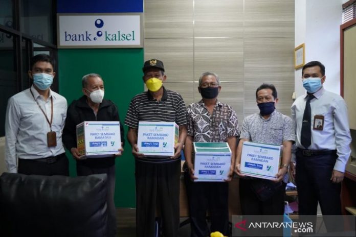 Bank Kalsel bagikan sembako untuk nasabah pensiunan ASN. (antara)