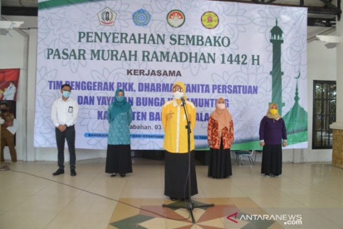 Bupati Barito Kuala Hj Noormiliyani AS membagikan ribuan paket sembako murah Ramadhan 1442 Hijriyah kepada masyarakat yang berhak menerima, Senin (3/5).Foto:Antaranews Kalsel/Prokopimda Batola.