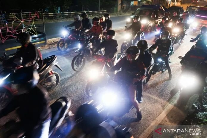 Pemudik sepeda motor mulai memadati jalur arteri Pantai Utara Jawa di Karawang, Jawa Barat, Selasa (4/5/2021). Mereka pulang kampung sebelum pemerintah memberlakukan pelarangan mudik untuk menghindari penyekatan, lalu kembali ke perantauan setelah kebijakan pelarangan resmi dicabut. (ANTARA/Sugiharto Purnama)