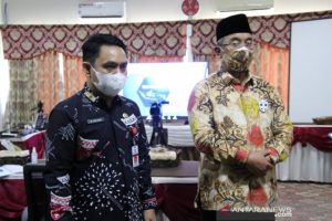 Bupati HSS H Achmad Fikry didampingi Kepala Bappelitbangda HSS M. Arliyan Syahrial berikan keterangan raihan penghargaan PPD tahun 2021 (Fathurrahman/Diskominfo HSS/Antarakalsel)