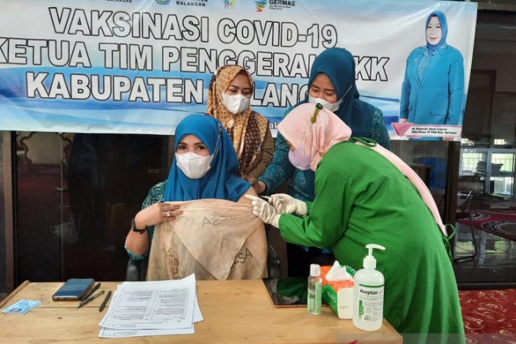 0505_Ketua TP PKK Balangan, Hj Sri Huriati Hadi, mendapat suntikan vaksin Covid-19. (antara)