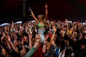 Orang-orang menghadiri festival musik percobaan sebagai bagian dari program penelitian nasional yang menilai risiko penularan COVID-19 di Liverpool, Inggris pada 2 Mei 2021. (REUTERS/JASON CAIRNDUFF)