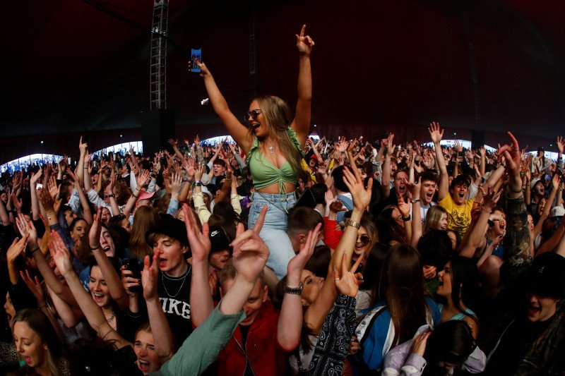Orang-orang menghadiri festival musik percobaan sebagai bagian dari program penelitian nasional yang menilai risiko penularan COVID-19 di Liverpool, Inggris pada 2 Mei 2021. (REUTERS/JASON CAIRNDUFF)