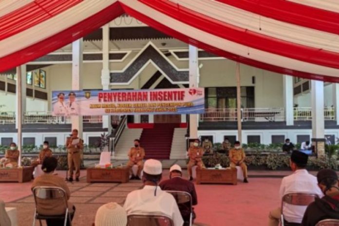 Penyerahan insentif untuk pengurus rumah ibadah di Kabupaten Tabalong. (antara)