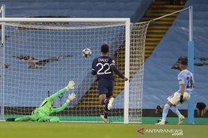 Penyerang sayap Manchester City Riyad Mahrez (kanan) mencetak gol keduanya ke gawang Paris Saint-Germain dalam leg kedua semifinal Liga Champions di Stadion Etihad, Manchester, Inggris, Selasa (4/5/2021) waktu setempat. (ANTARA/REUTERS/Phil Noble)
