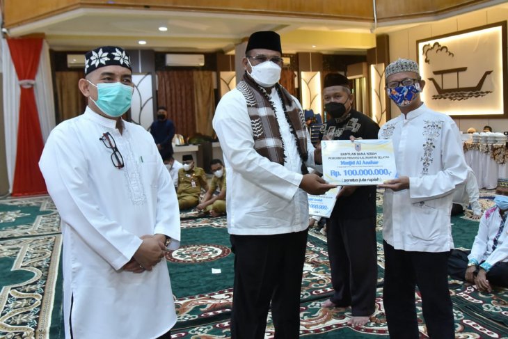 Pj Gubernur Kalsel Safrizal ZA menyerahkan dana hibah untuk masjid dan sekolah agama di Banjarmasin. (ANTARA/Istimewa)