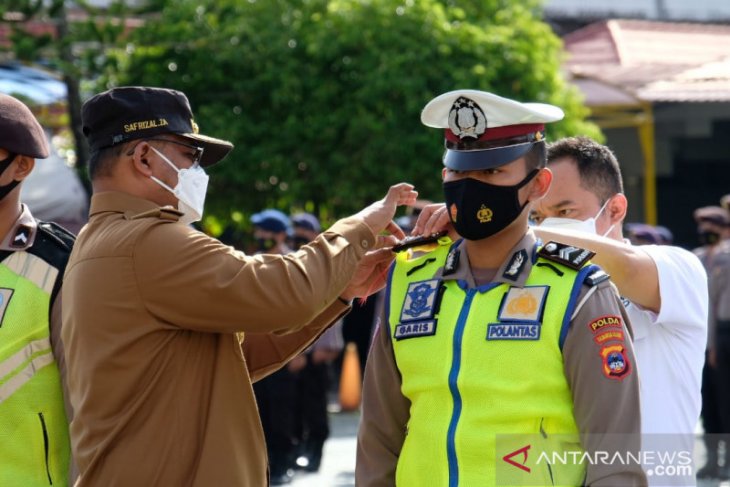 0505_Pj Gubernur Kalsel memimpin apel gelar pasukan Operasi Ketupat Intan 2021. (antara) Penjabat Gubernur Kalimantan Selatan Safrizal saat memimpin apel gelar pasukan Operasi Ketupat Intan 2021. (ANTARA/Firman)