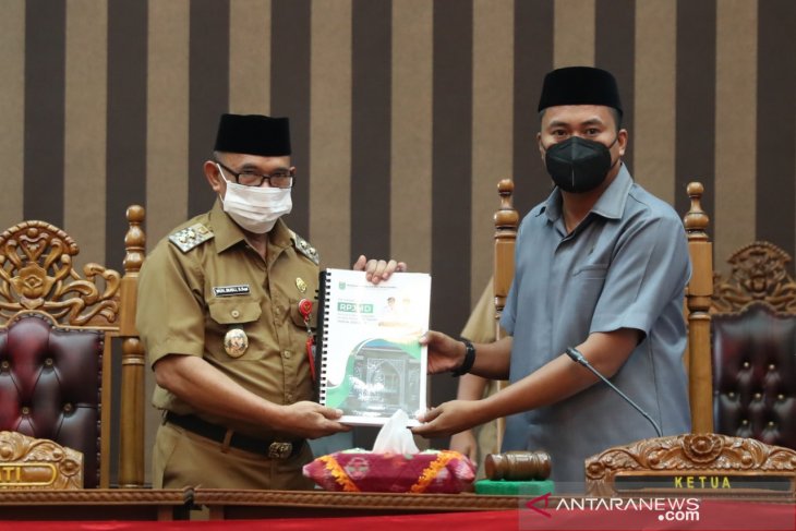 Wakil Bupati Tanah Bumbu, HM Rusli (kiri), menyerahkan dokumen rencana awal RPJMD 2021-2026 kepada Wakil Ketua DPRD Agus Rahmadi. (antara)