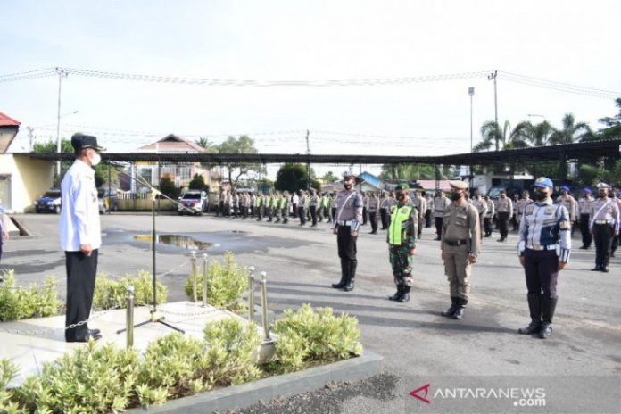 Bupati Tanah Laut HM Sukamta pimpin apel Pasukan Operasi Ketupat Tahun 2021, di Halaman Mapolres Tala Jalan Kemakmuran Kota Pelaihari, Rabu (5/5).Foto:Antaranews Kalsel/Diskominfo Tanah Laut.