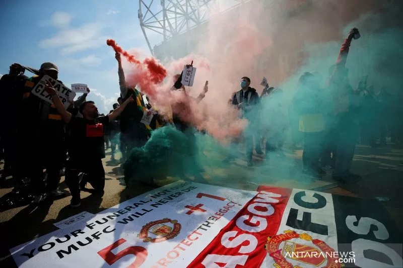 Pendukung Manchester United melakukan aksi menentang pemilik klub keluarga Glazer di Manchester, Inggris, Minggu (2/5/2021). Mereka menuntut pemilik klub untuk mundur. ANTARA FOTO/REUTERS/Phil Noble/foc