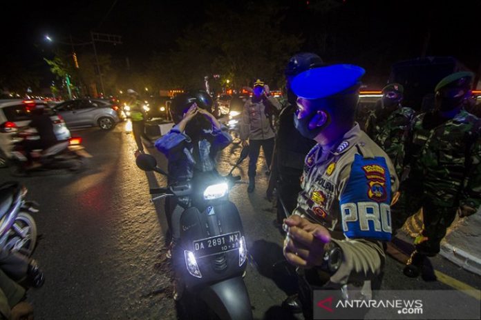 Uji coba pembatasan masuk Kota Banjarmasin dan jam malam, Rabu (5-5-2021). (antara)