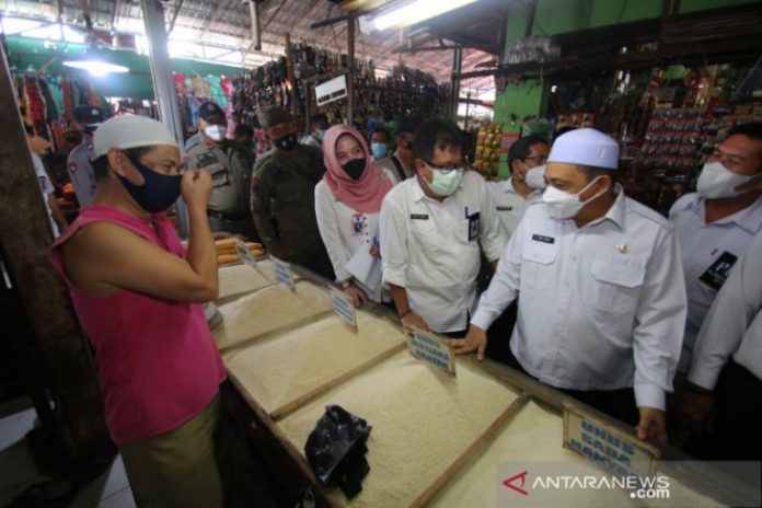 Wakil Bupati Banjar Said Idrus (peci putih) saat melakukan inspeksi ke Pasar Bauntung Batuah untuk memastikan harga dan ketersediaan bahan pokok menjelang Idul Fitri yang masih stabil dan belum terjadi kenaikan. Foto humas/Antaranews Kalsel